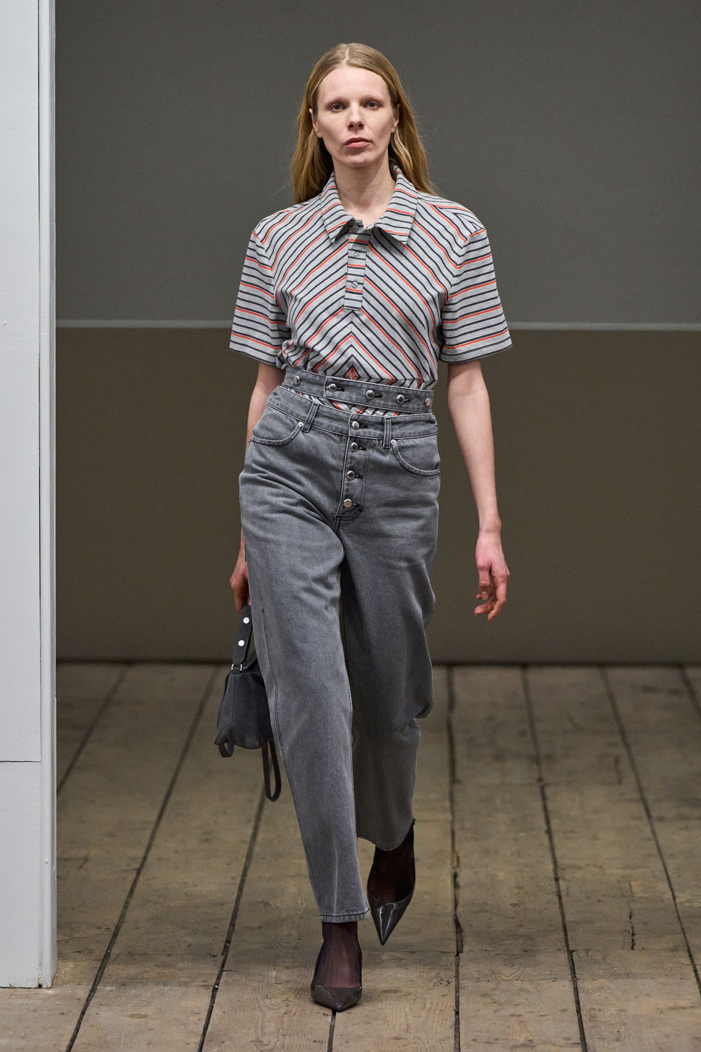 Eckhaus Latta以低饱和色调与实验剪裁打造反传统时尚语言，解构丹宁与极简黑色形成艺术化日常，在冷静空间中呈现先锋与实穿的平衡-顽石频道趋势研究